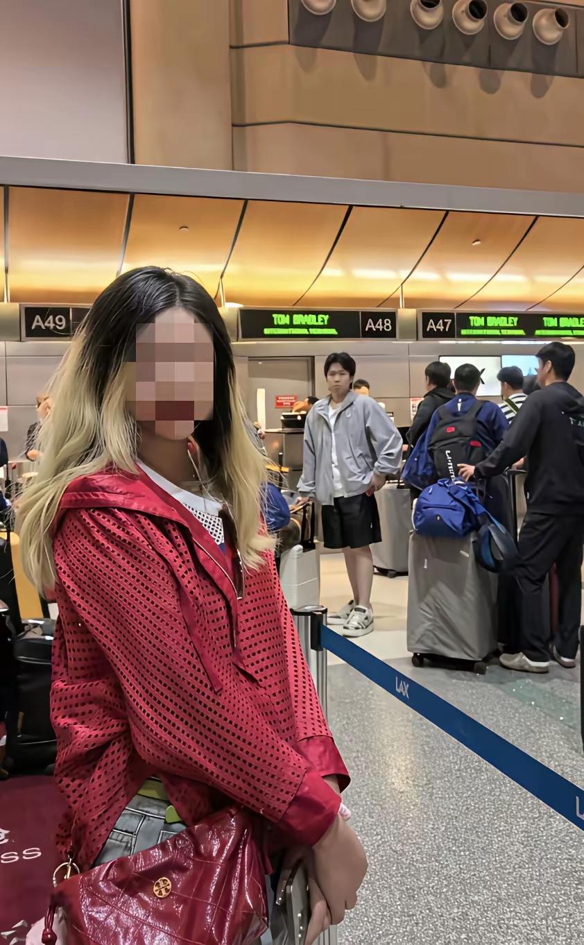 这个女球迷很懂事，以这种特殊方式和头哥合了影！
女球迷在美国机场碰见头哥，她看到