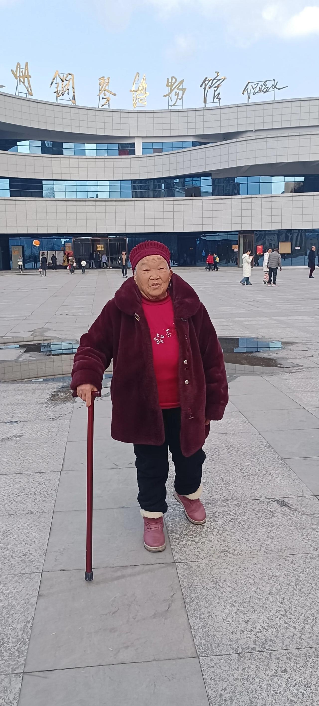 你觉得这个世界上最爱你的人是谁这个世界上最爱我的人，或许是母亲，她以十月怀胎的艰