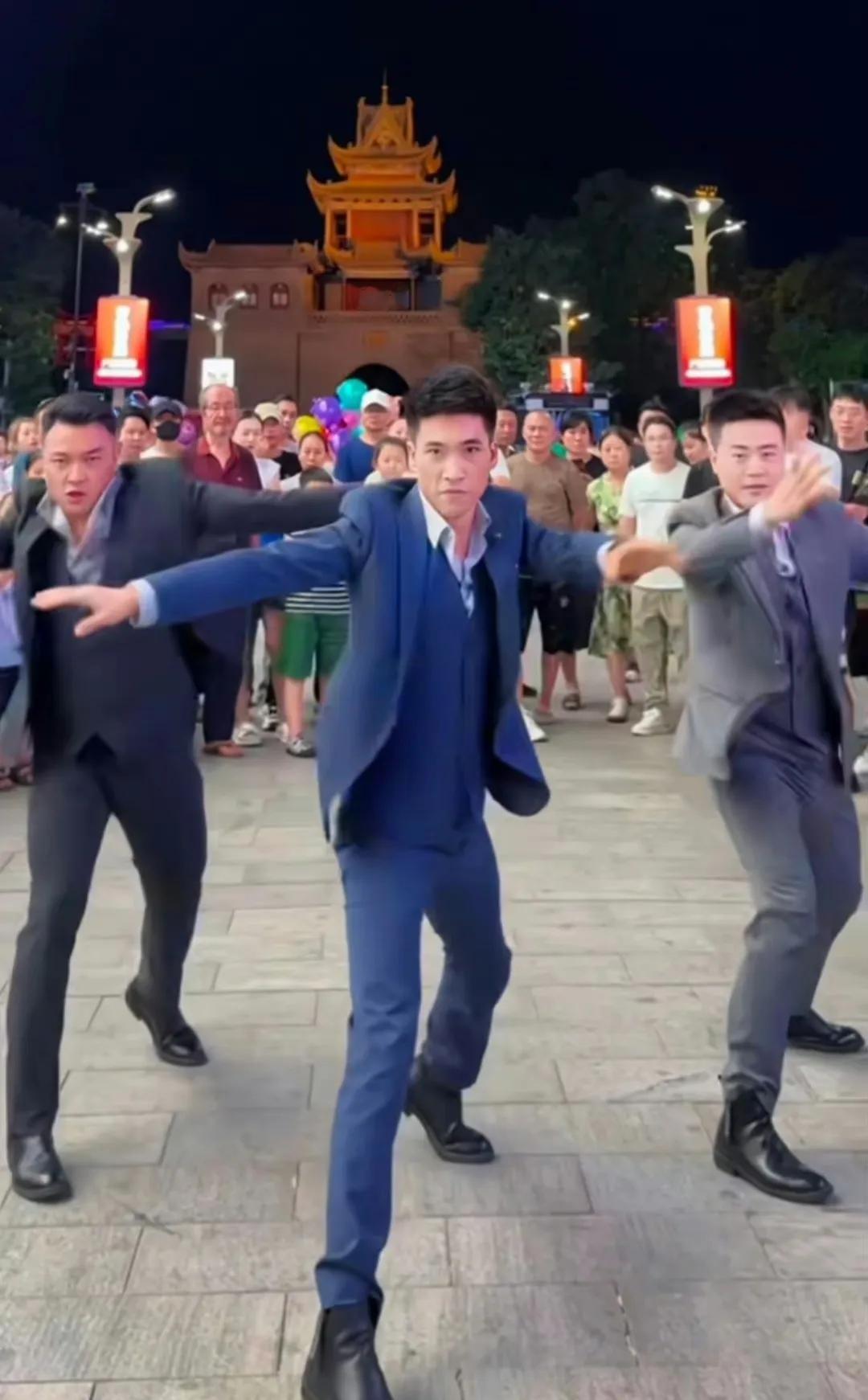 之前我也烦中年男人饭桌吹牛，但后来觉得也没啥的，人是有局限性的，他们那个年代过来