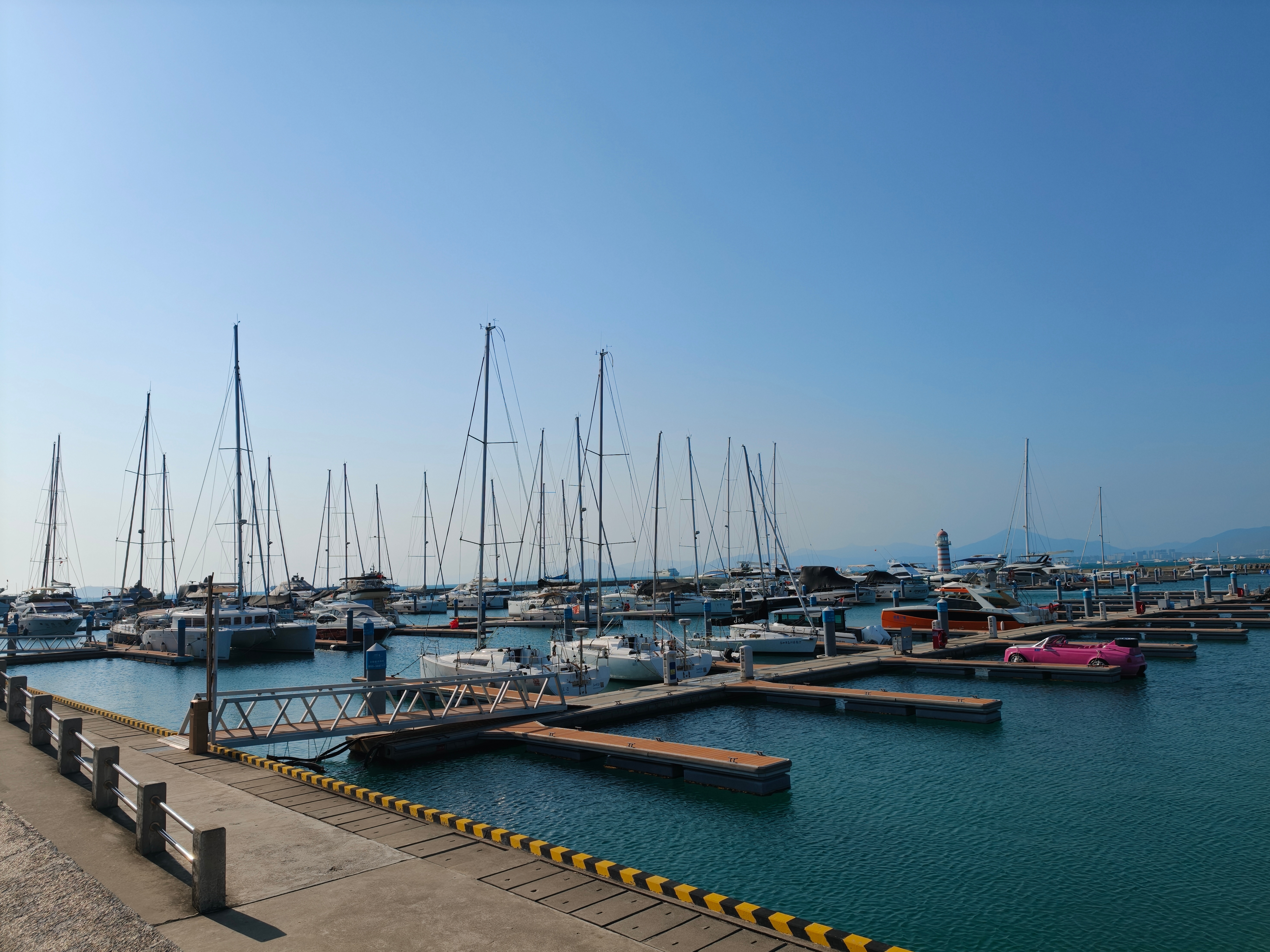 前阵子斌斌带着我的OPPO Find X9 Pro去三亚玩了，拍了一些照片分享一