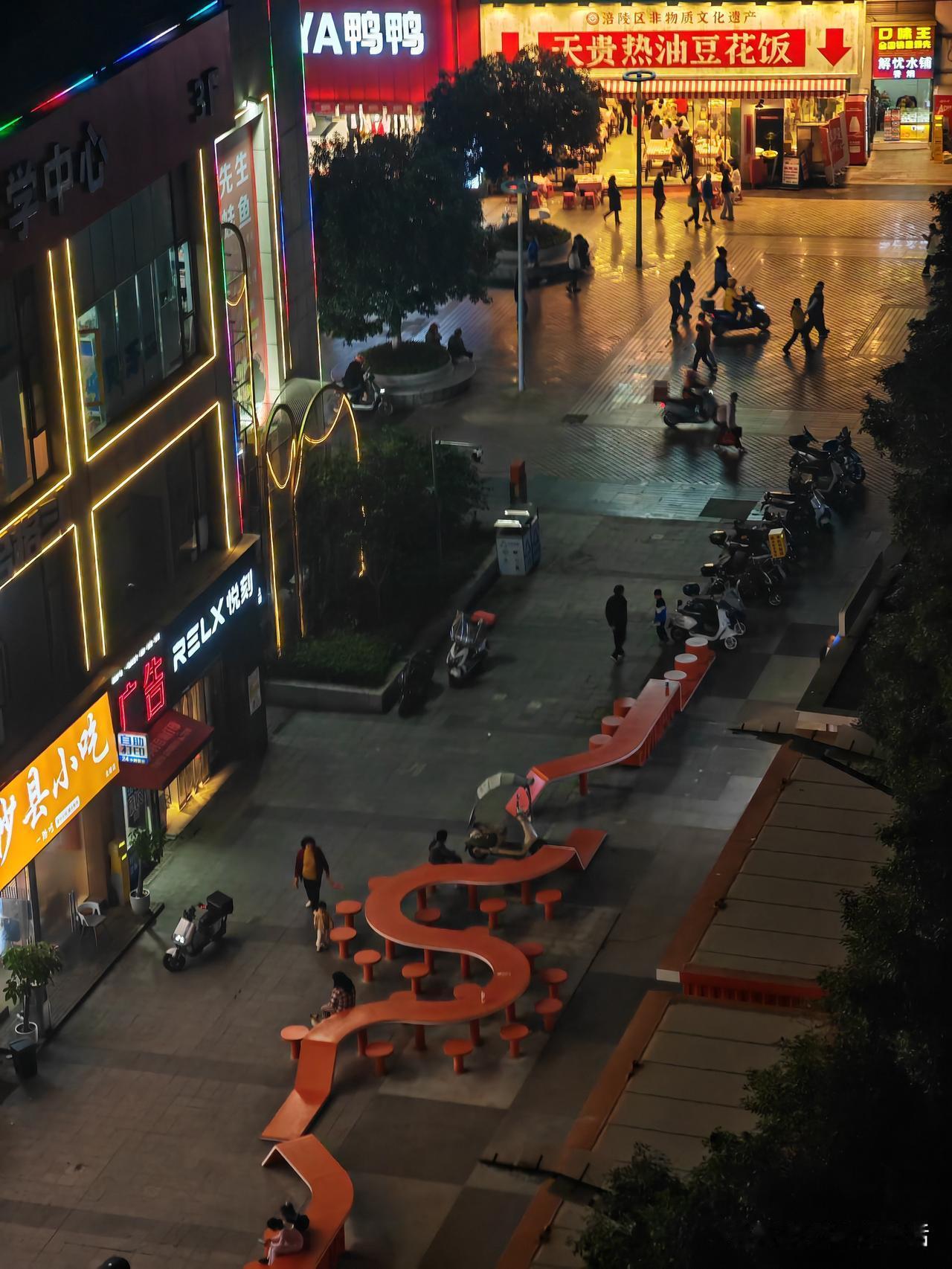 最近，北碚对城南步行街开始搞提质升级了，很多地方都在围起来施工，而且出入口还安装