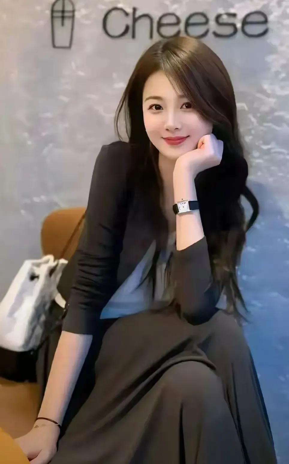 在这个充满爱情故事的世界里，林涛的心中总有一丝难以言说的羡慕和失落。每当看到朋友