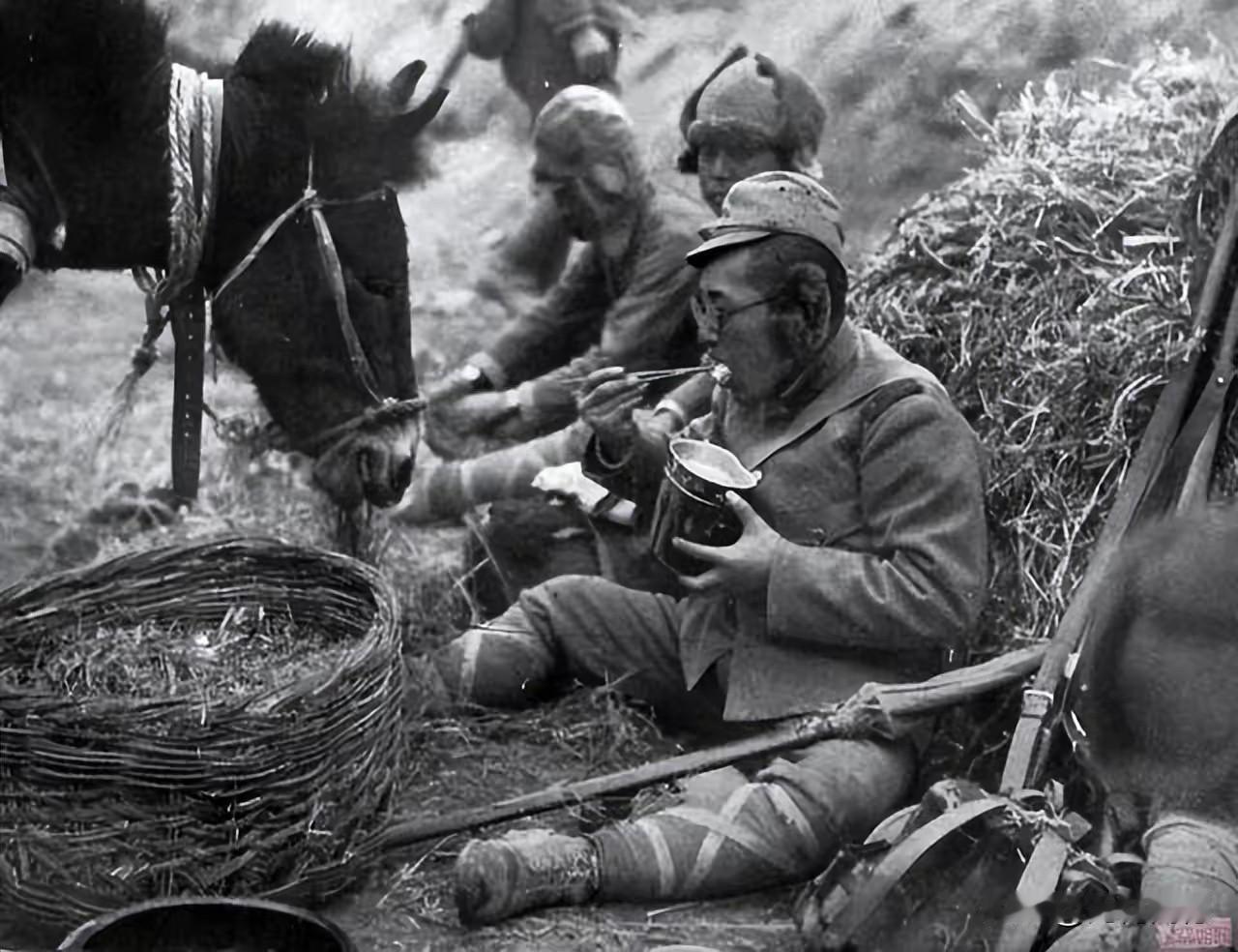 日本鬼子的饭盒，设计的还是比较精细的，整个饭盒外形有一个弯曲的弧度，这是为了方便