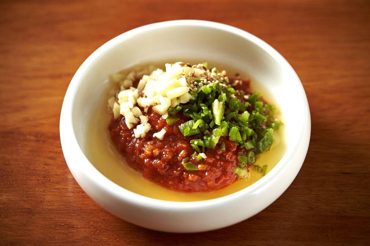 吃火锅的快乐，一半藏在沸腾的锅底里，另一半绝对取决于蘸料的搭配。每次对着调料台的