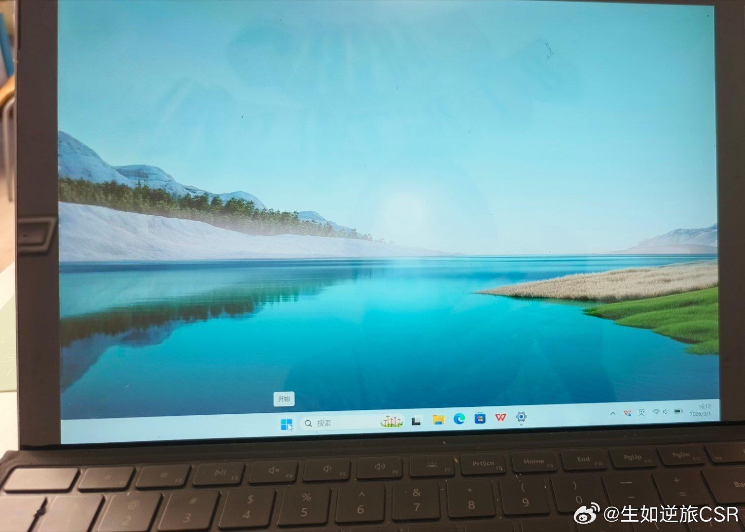 弟弟現在跟我一樣有「賽艇職業病」了。剛才他看到我電腦屏保，說，「這麼好的水，沒有