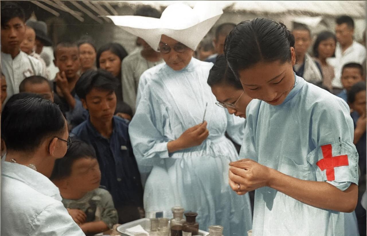 1937年8月，淞沪会战爆发后，上海市区沦为战场，大量平民逃离家园成为难民，拥挤