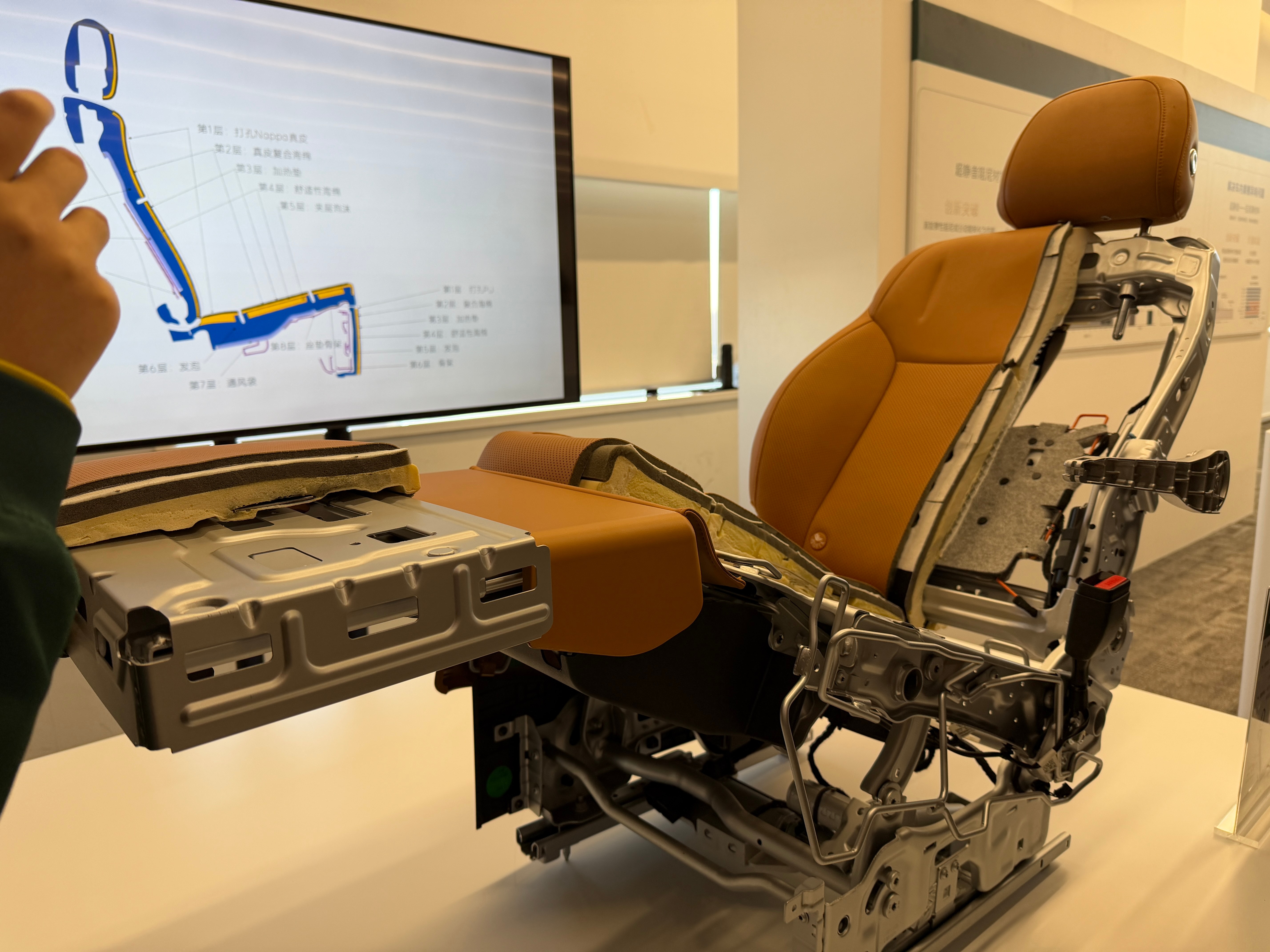 感受一下理想i8的座椅，认真呵护你的小屁屁。