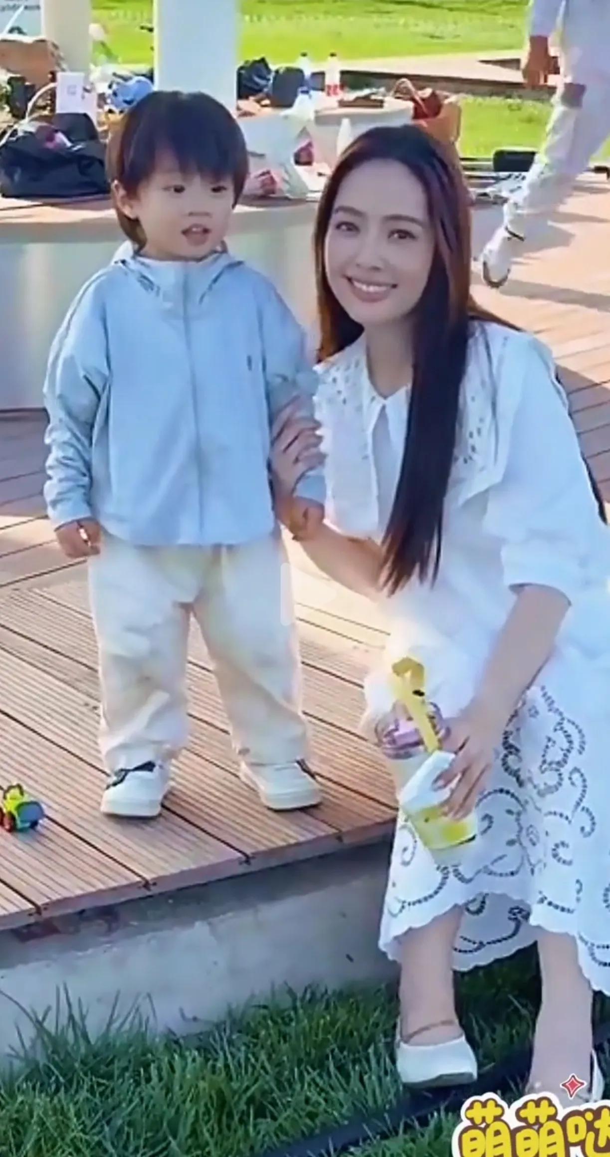 向佐和郭碧婷的儿子，女儿，都长得太好看了。
找个美丽的老婆很重要，郭碧婷长得很漂