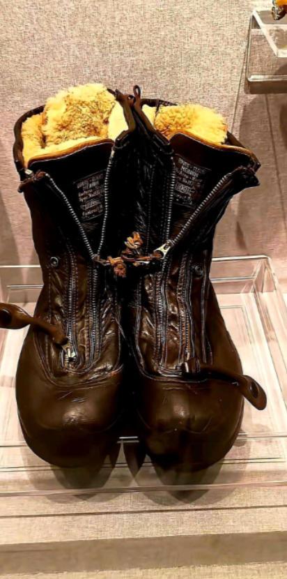 1950年，志愿军缴获了一双美军军靴，东西一拿回来，一群人围着看，半天没人吭声。