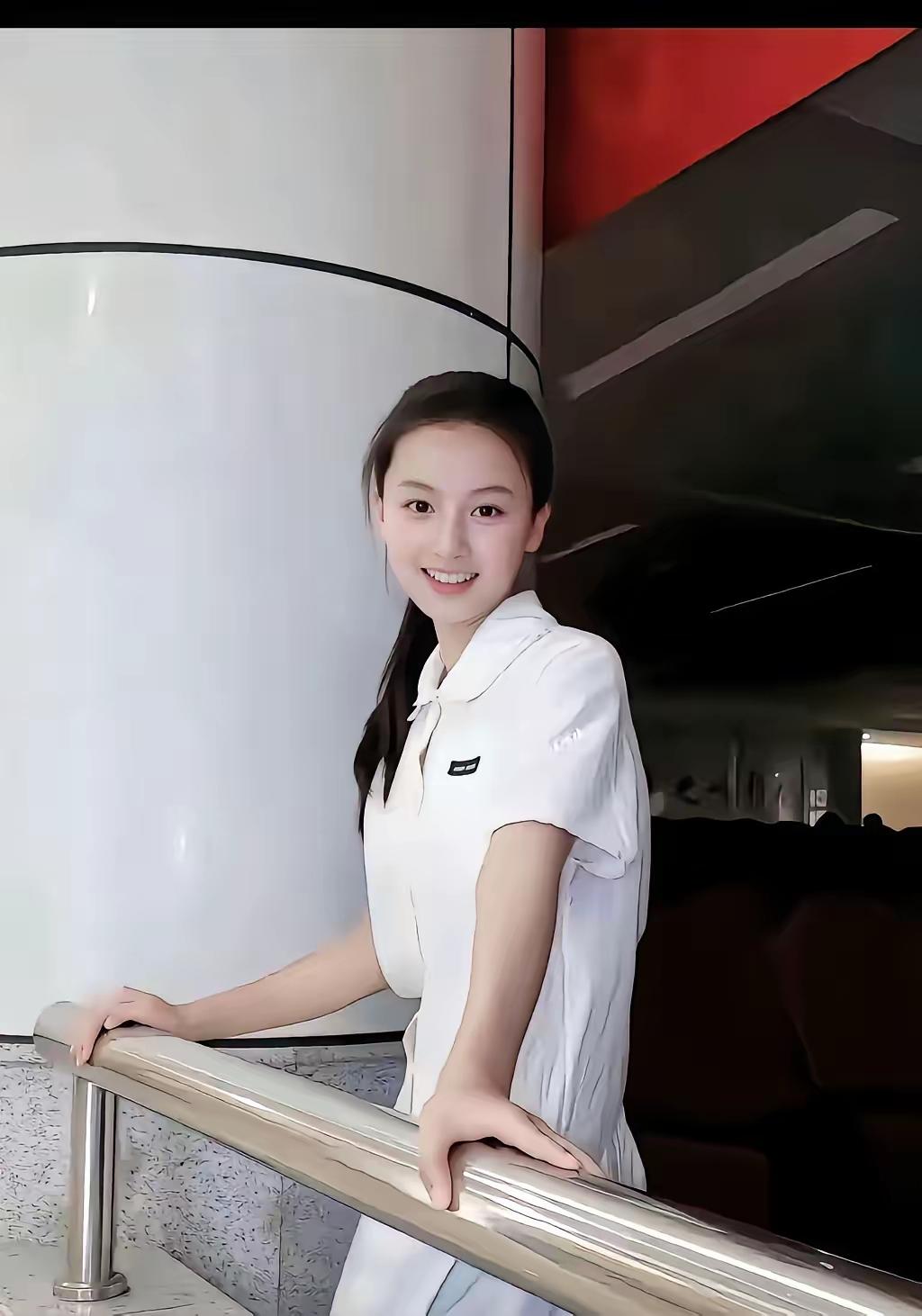 多么治愈性的笑容
青春就该如此
美丽
大方
快乐
去追属于自己的梦想