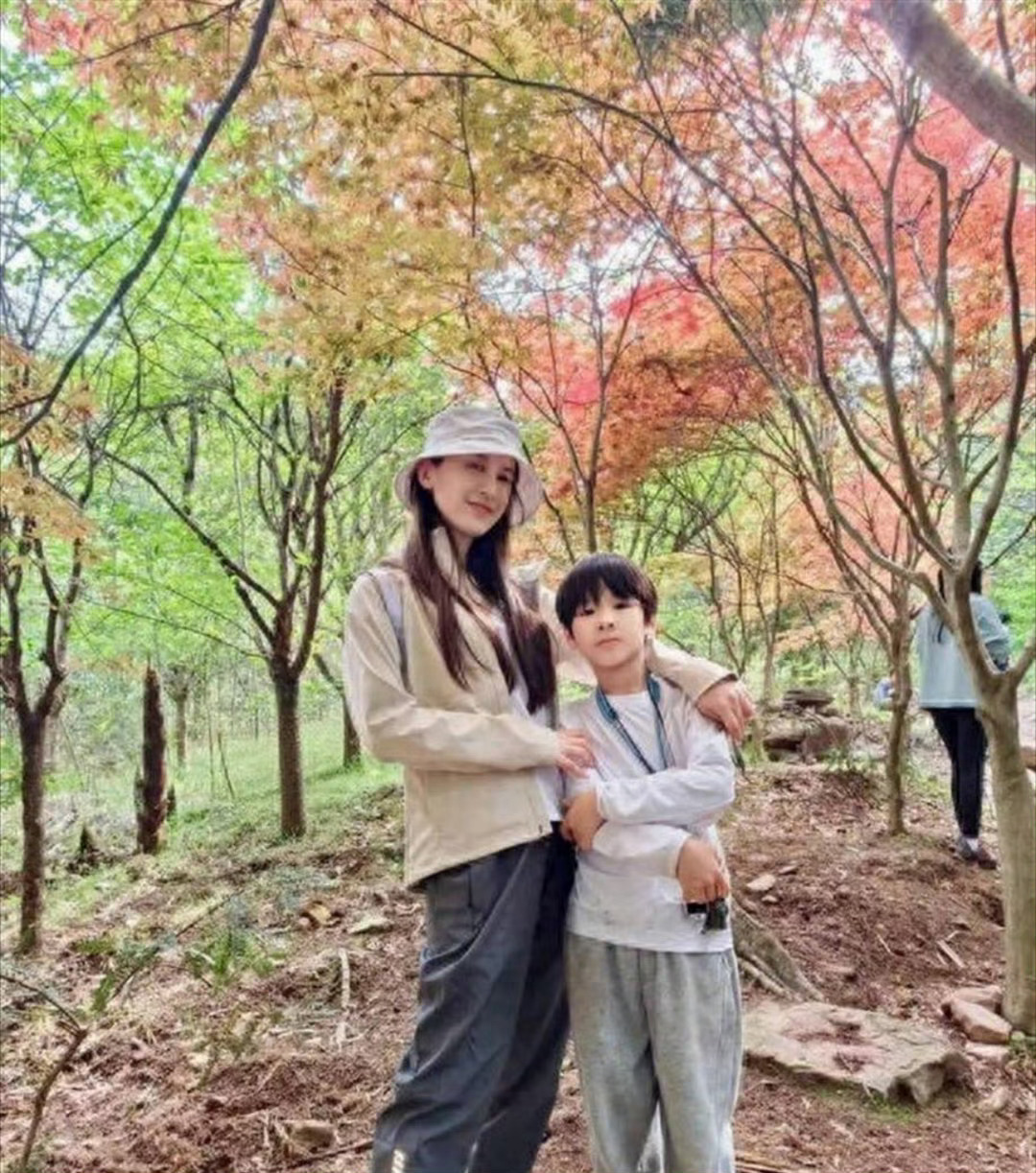 黄圣依离婚后首次带儿子安麟出镜黄圣依离婚之后，首度公开和小儿子安麟出镜，黄圣依状