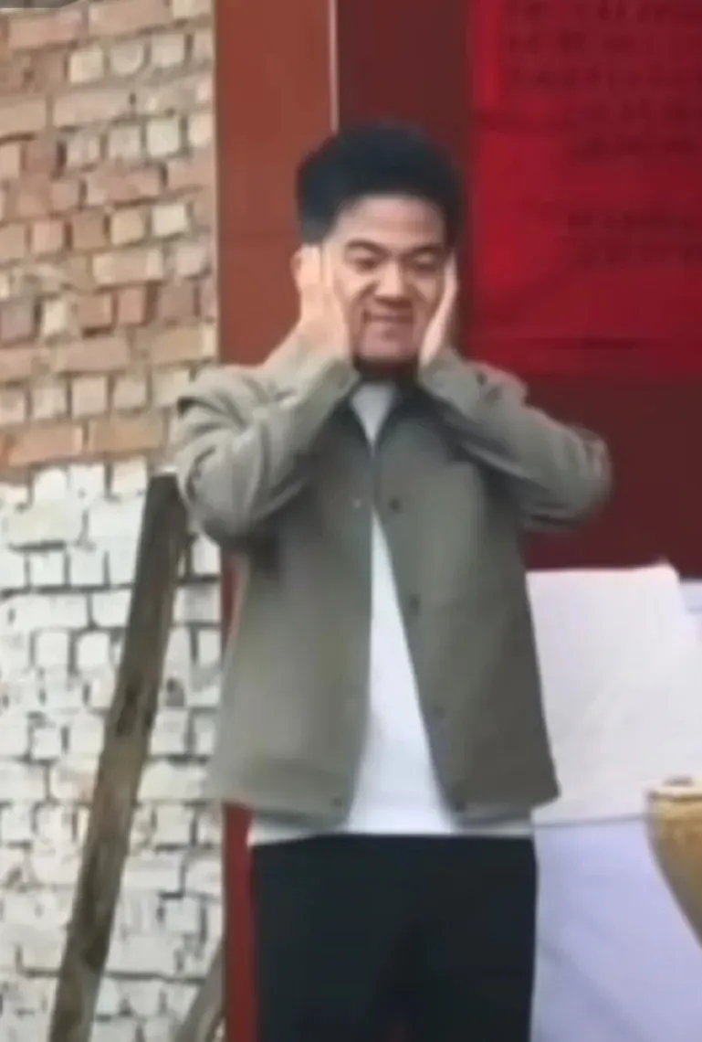 董宇辉：知不知道我现在混的多牛掰村里大妈：你没结婚。董宇辉：听没听说过东方甄选？