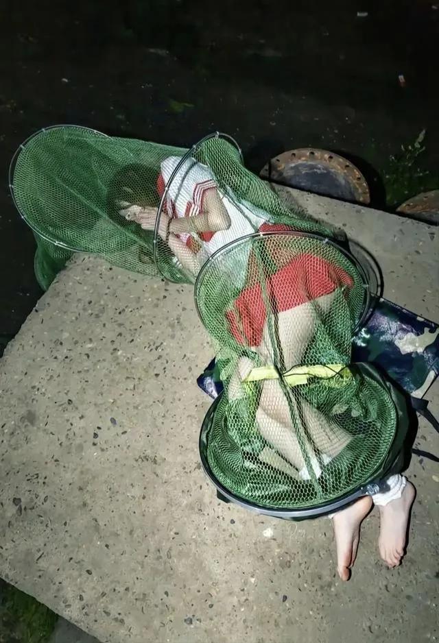 我朋友跟我吹牛说他钓到过28斤的鱼，6斤的王八，甚至还有一斤的螃蟹。然后我把这个