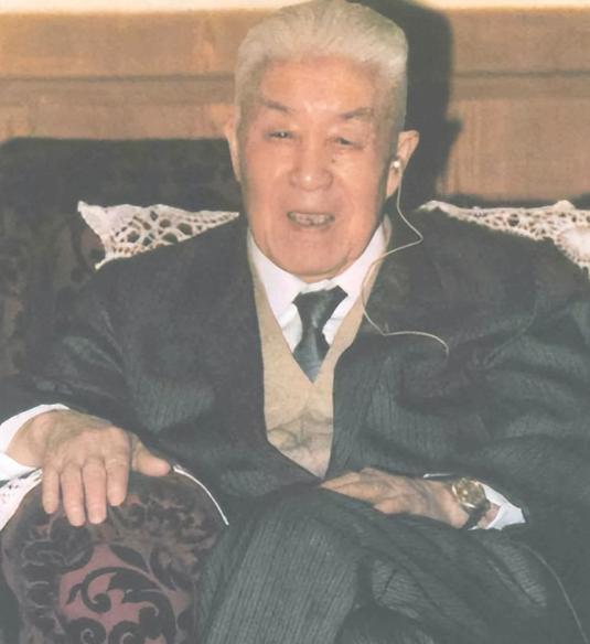 1954年，毛主席在家中设宴，郑洞国受邀赴席，一顿饭吃下来，他感慨：这下总算明白