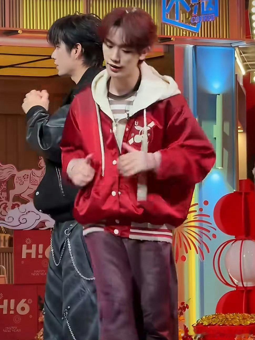 章昊刘宇丁程鑫练舞反差感你好星期六真的好喜欢三位弟弟！练舞时专注认真、毫不松懈，