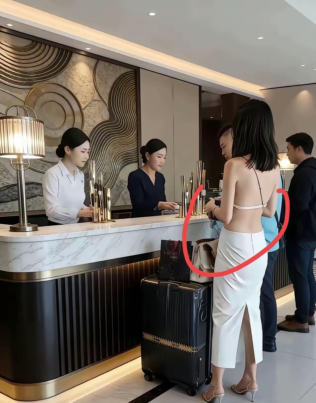 辣眼睛！美女穿着清凉不雅观

上街闲逛时常看见一些美女，上身只穿个文胸，下身穿条