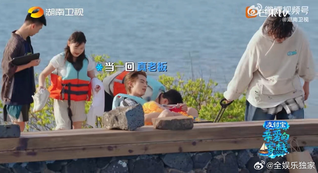 王传君给王鹤棣盖衣服、陪他玩跷跷板、深夜谈心……这些桃花坞里的名场面，在客栈里又