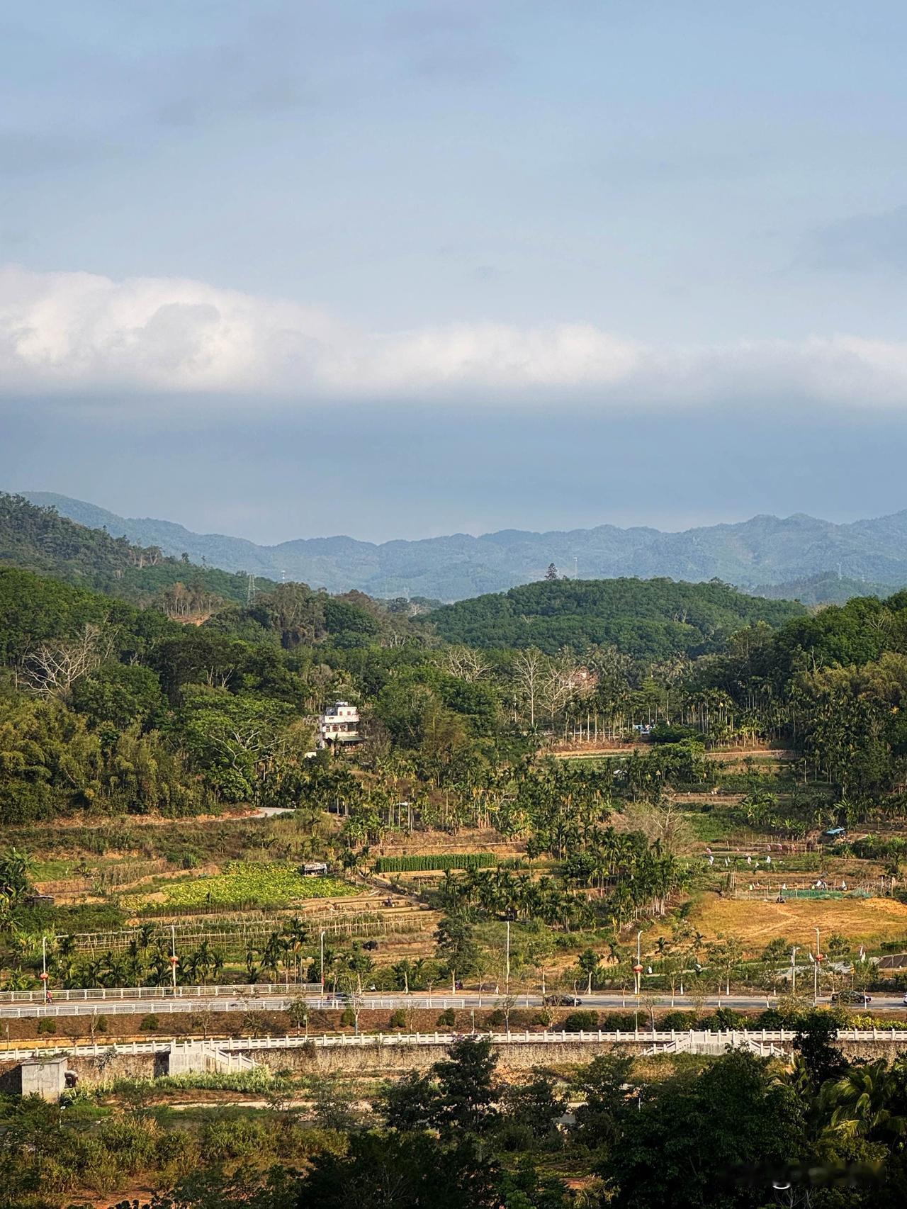 五指山市是海南中部五指山南麓的一个县级市，听说这里冬暖夏凉，年平均气温在23度左