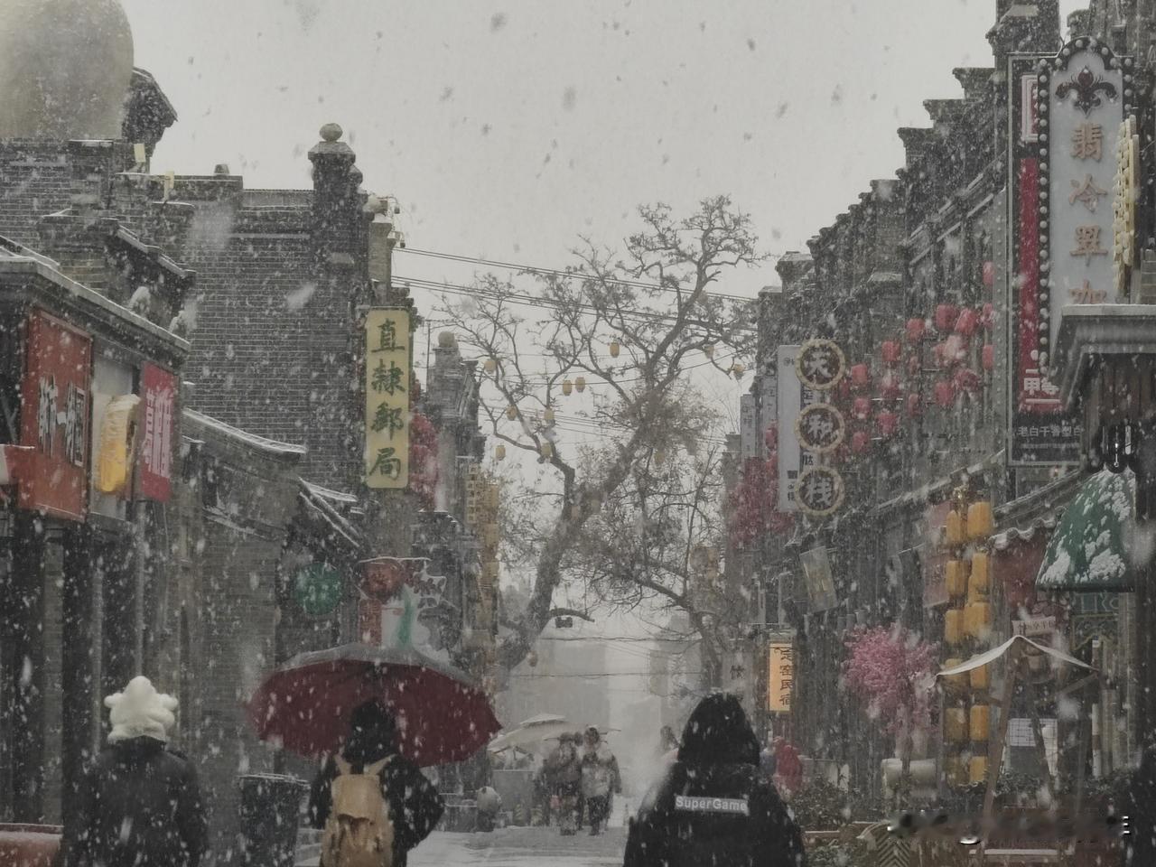 大雪中的保定古城西大街，更有古香古色的韵味…