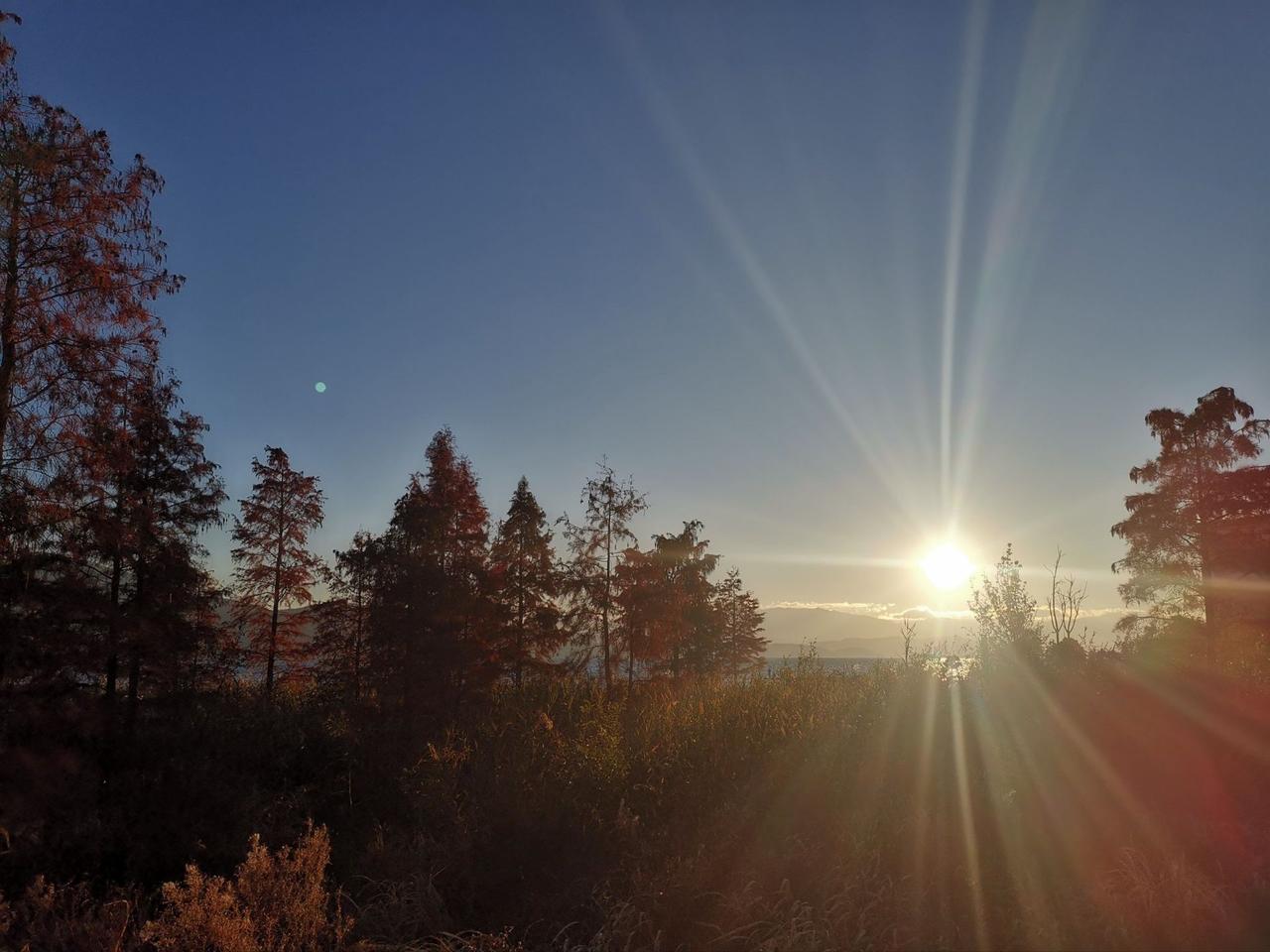 清江引·冬晨
冬晨冷月光难寄，
星目西沉际。
往事似烟消，
前路晨曦至。
前行且