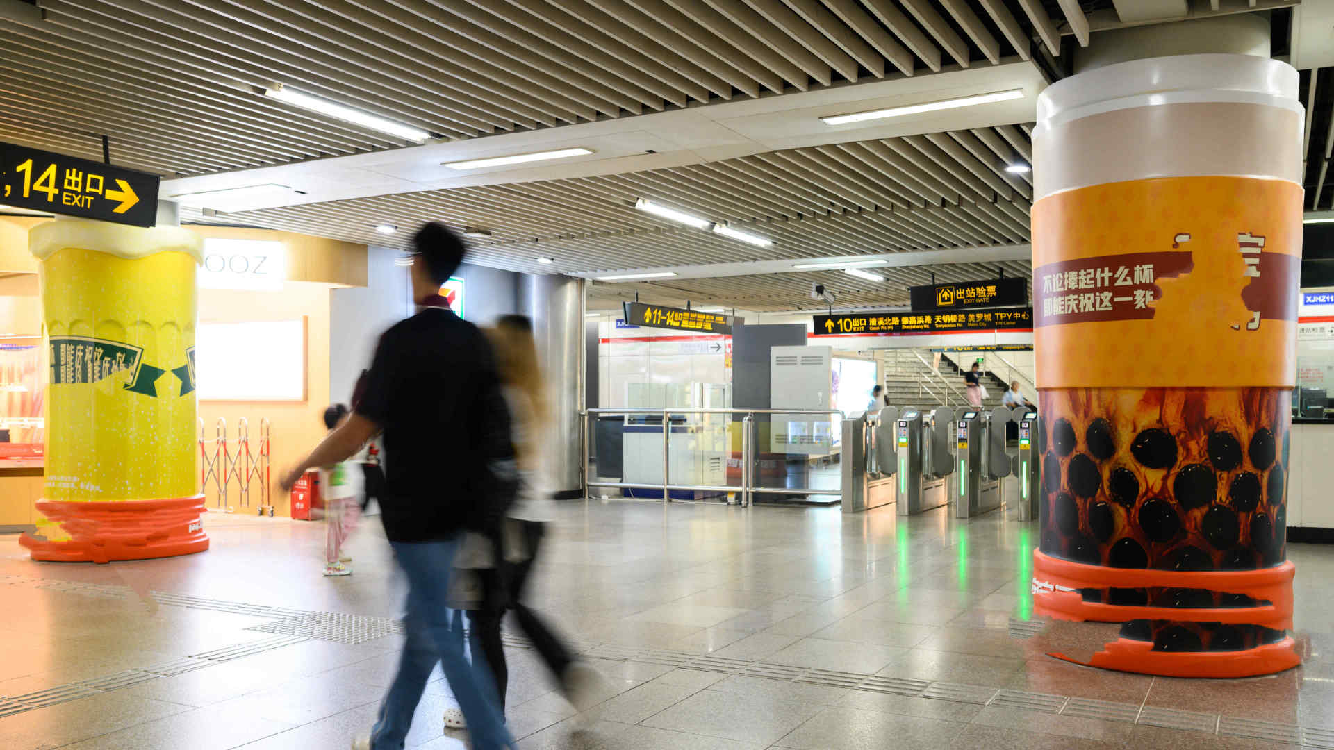 上海地铁很有氛围感了上海地铁充满了热闹氛围枯燥通勤迎来全新模样，动感的运动布景装