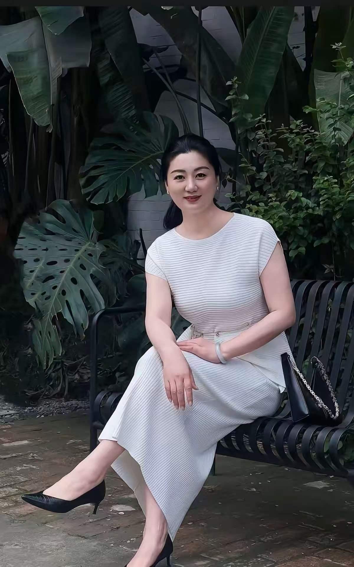 四块玉·闲息寻幽
觅静隅，偷闲暮。
俗事纷扰暂相疏。
烦愁留待归家诉，
心暂舒，