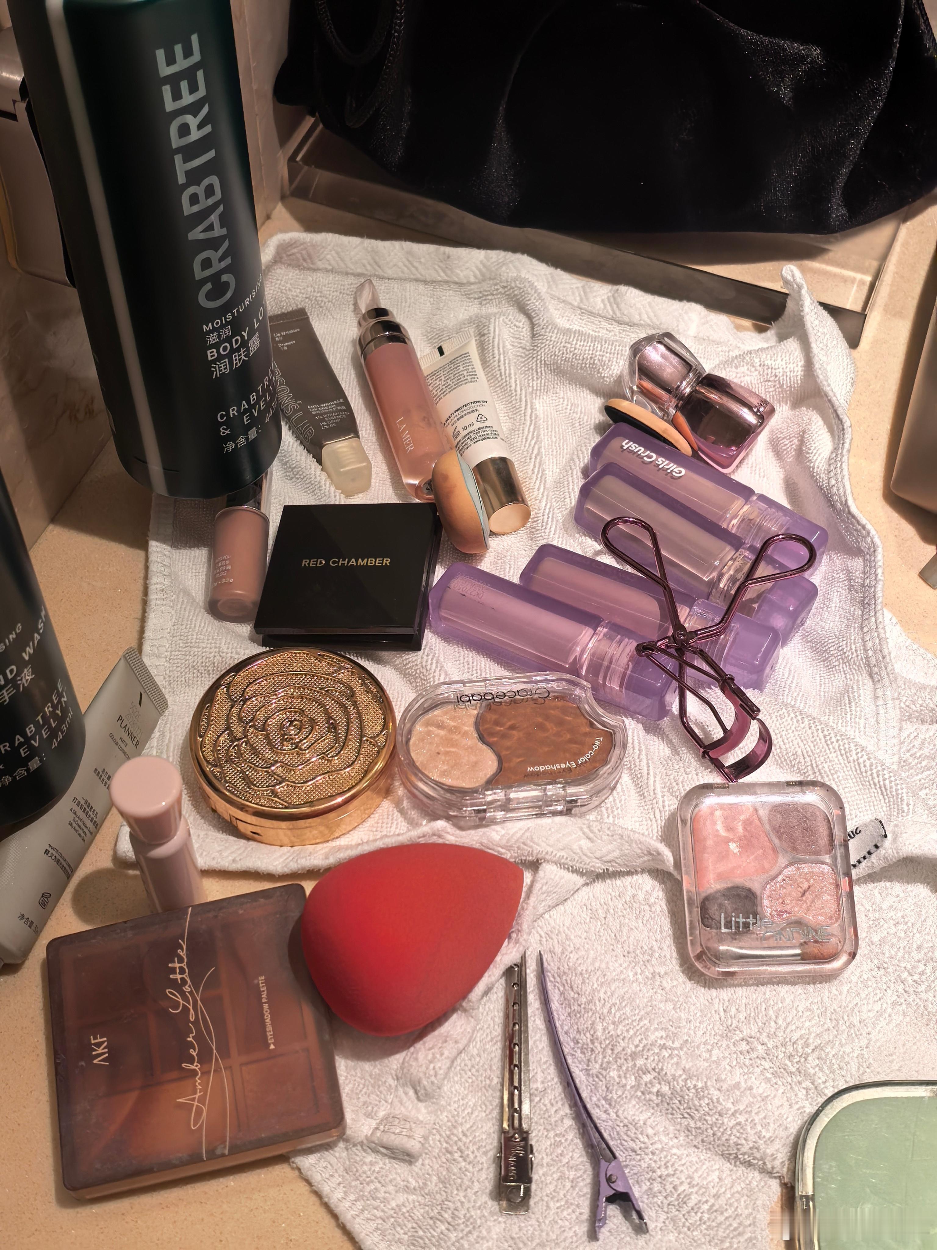 早啊☀️你起床了吗？我要开始化妆了报告一下：脖子不那么疼了可以转动了