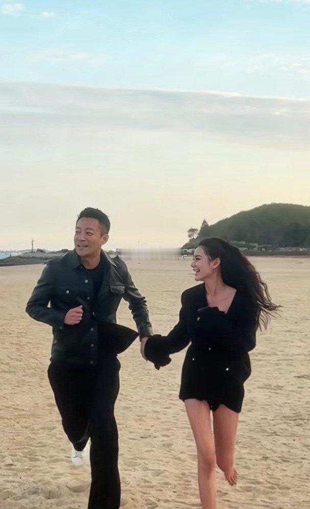 汪小菲和筱梅在沙滩上牵手奔跑，两个人好恩爱，筱梅像小女孩一样趴在老公背上。郎才女