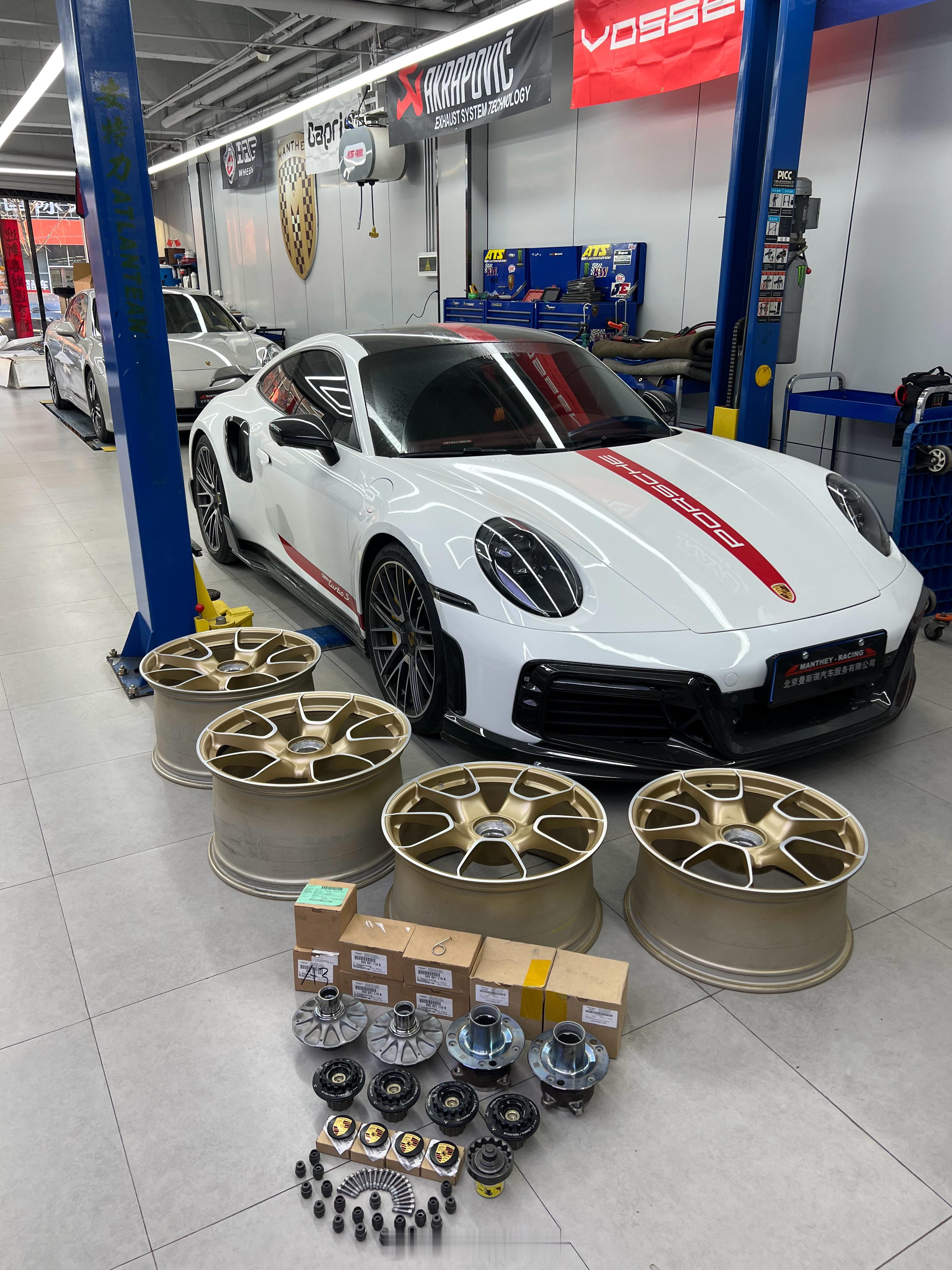 极少数没有选装中央锁止轮毂的保时捷992 Turbo S，今天给它升级一下  五