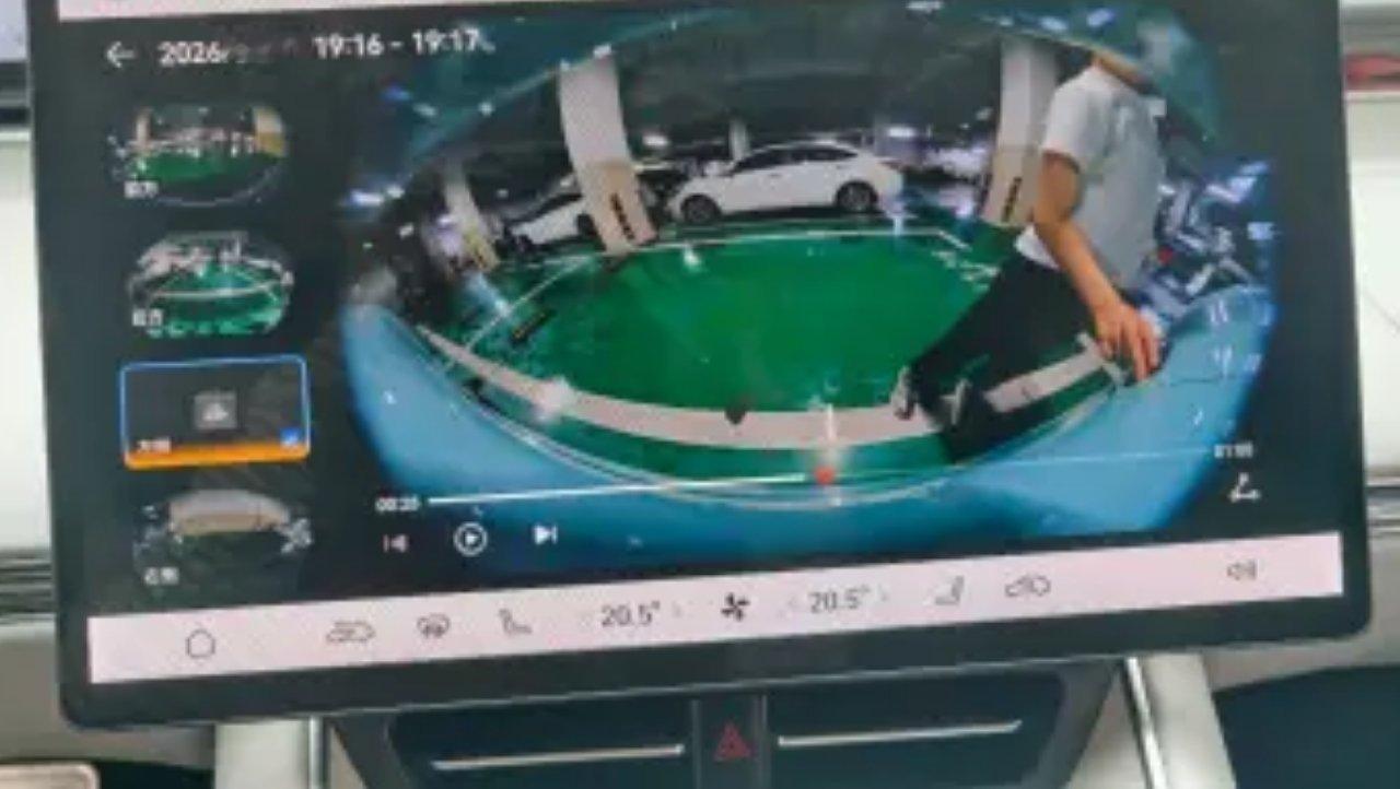 可能是因为我的智界S7颜色太好看了，最近这段时间老是有小孩子对我的车动手动脚