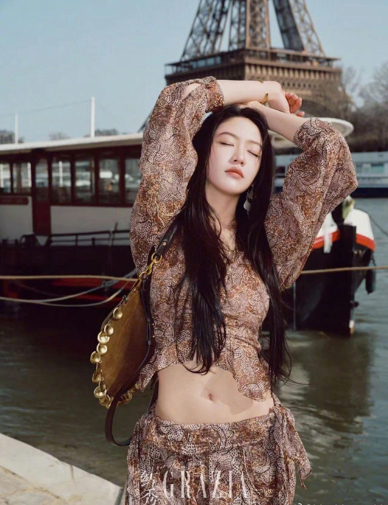 辣妹啊！被向涵之的腰臀比惊艳到了，果然好身材穿牛仔裤才更有味道。

决定开始坚持