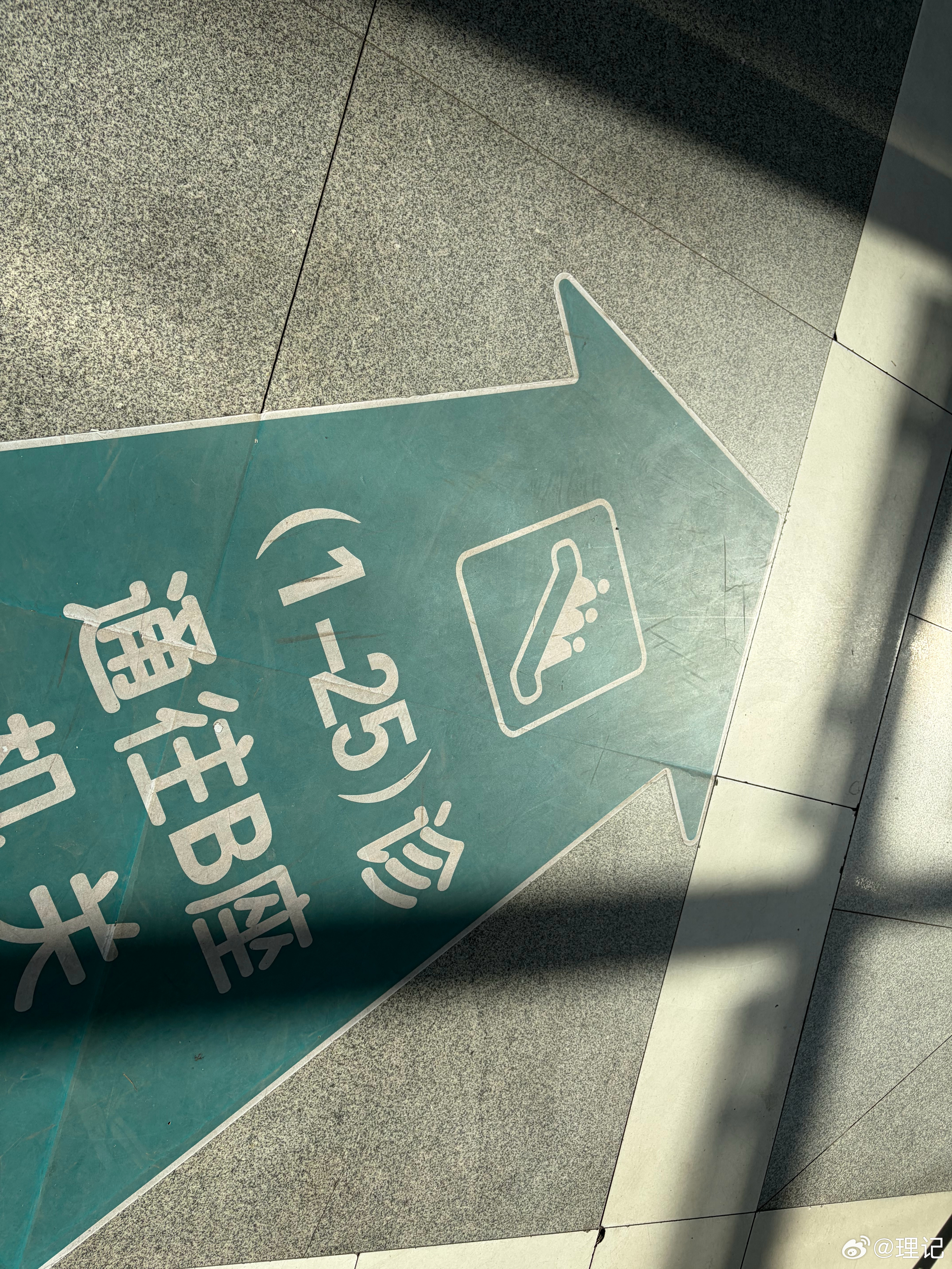 又来到骨科医院做检查，主任带着全体医生在门口等着我，上来就送我一副锦旗，上面写着