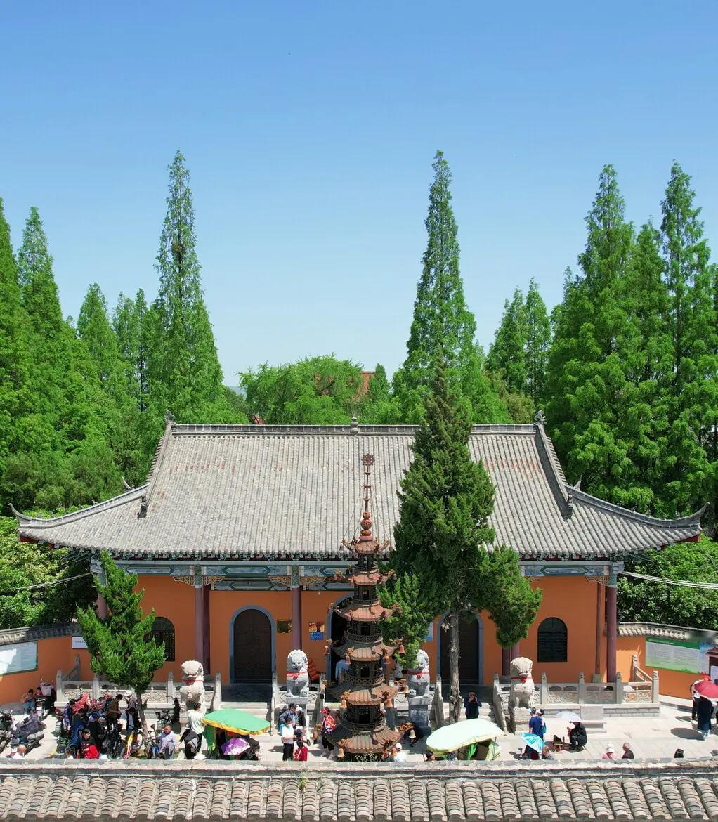 【藤杖一条，提得起才放得下；禅门两扇，看不破便打不开】
        “藤杖一