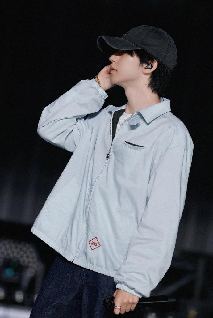 贺峻霖彩排照片贺峻霖明天也舞台见 贺峻霖发了昨天的彩排照片，明天也舞台见~~贺峻