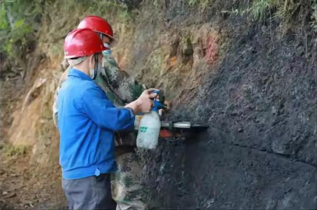 简直惊掉国人下巴了，1200吨国家管制石墨弄到美国icon，这胆儿真是肥上天了！