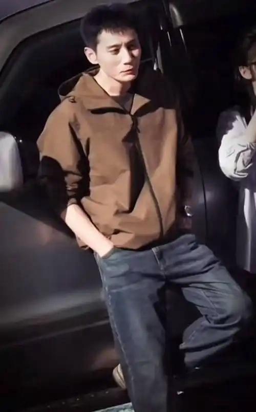 刘烨 不好好学习来追星干嘛
上一秒“严父”，下一秒“小孩”：被一句“好帅”瞬间击