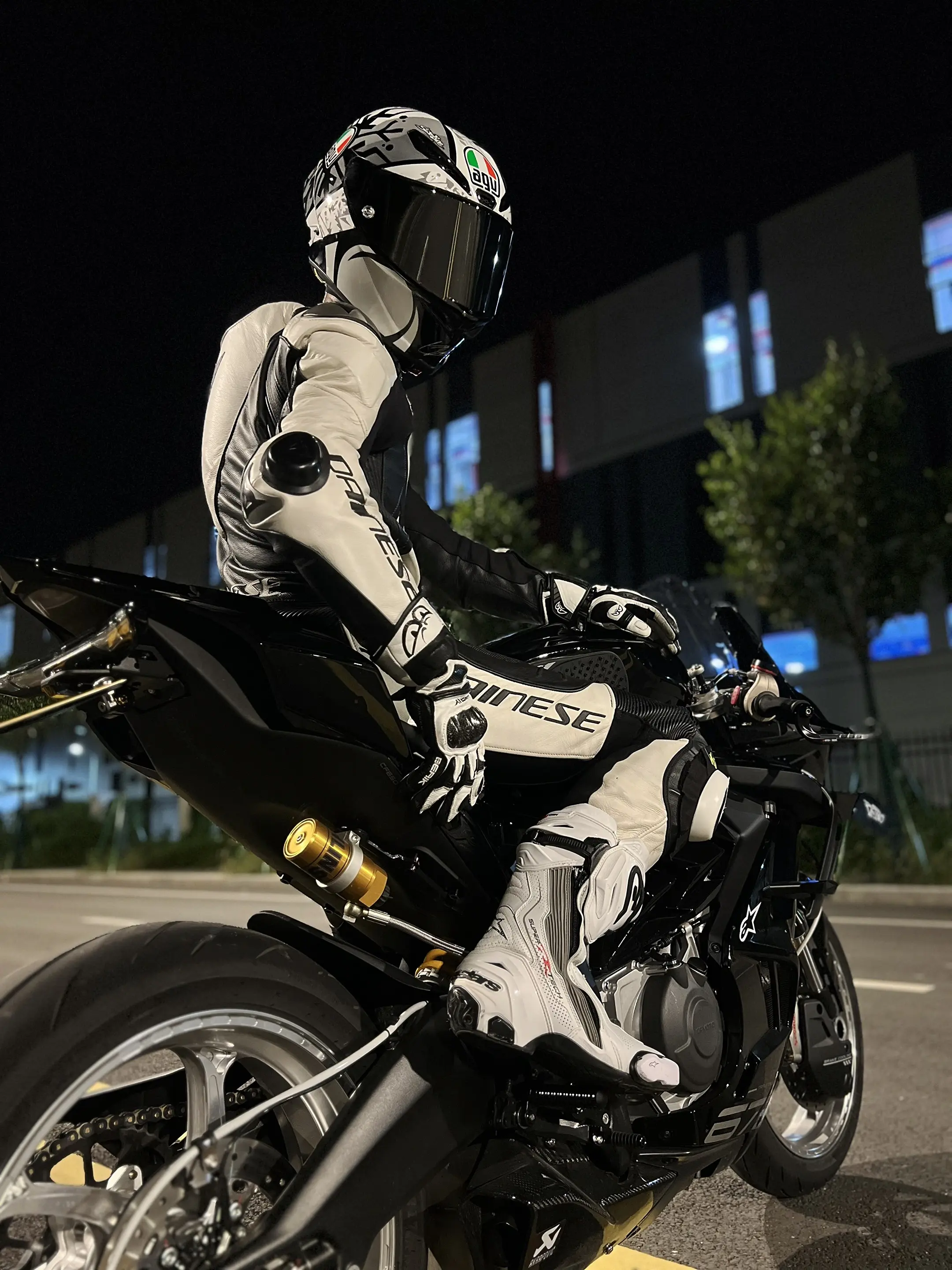 你那加了两根护杠的原厂车，就别配硬曲了