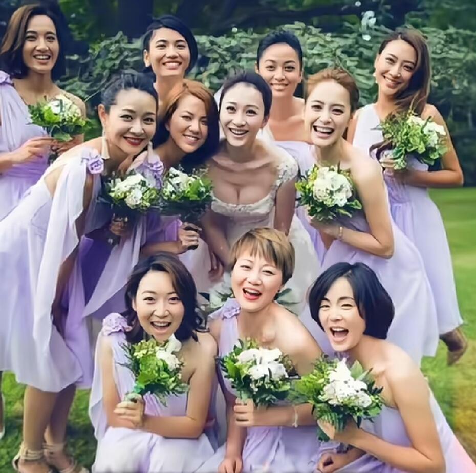 10多年前李小冉的伴娘，一个个气质好，貌美如花啊，大家熟悉的有主持人朱丹，她主持