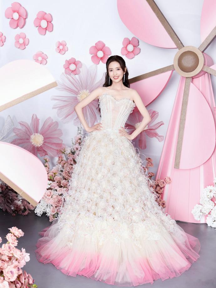 #佟丽娅生日照##佟丽娅粉白渐变裙尾# 佟丽娅生日照中粉白渐变裙尾的美丽无可比拟