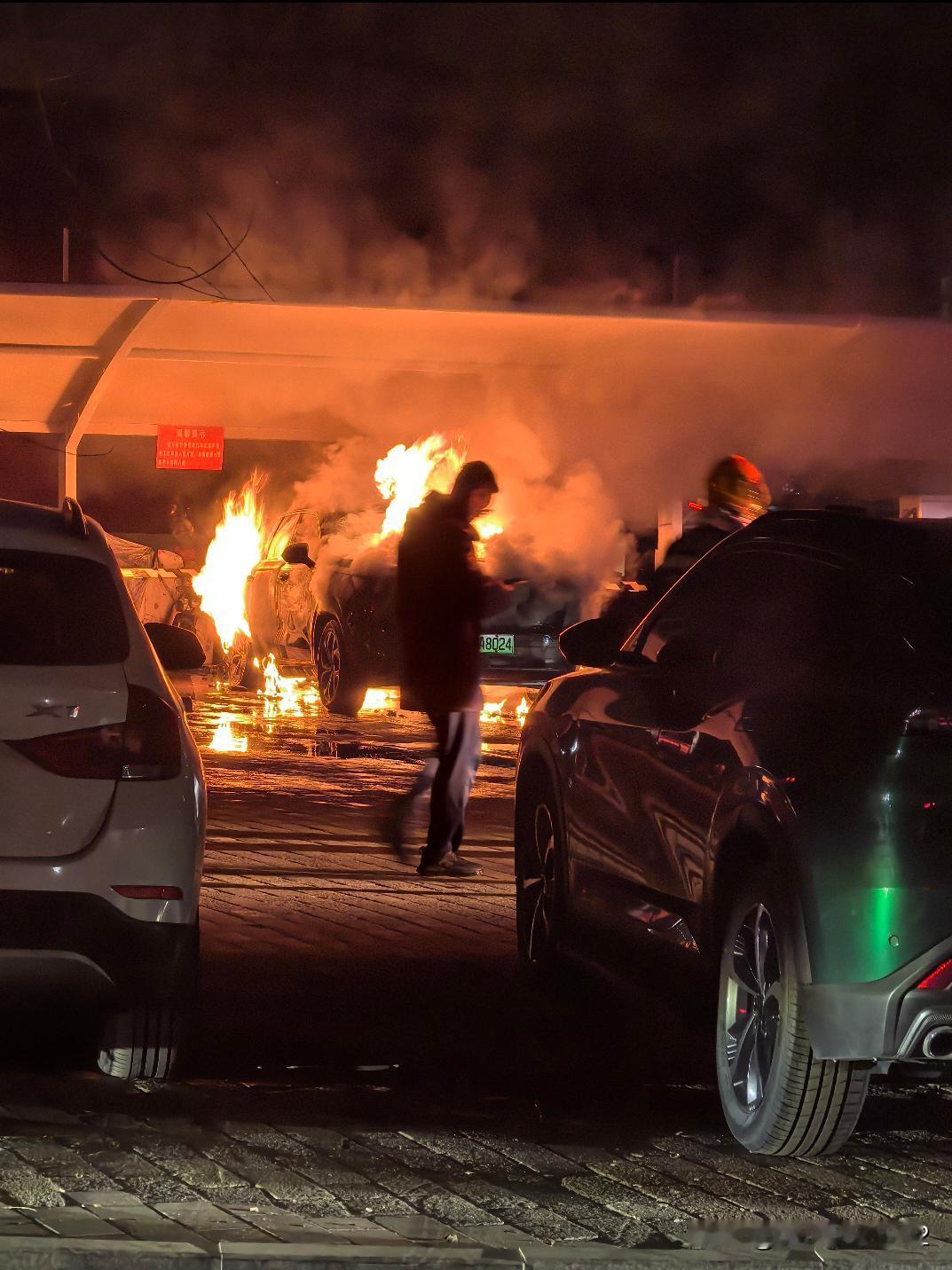 不知道这是啥牌子的电车自燃！