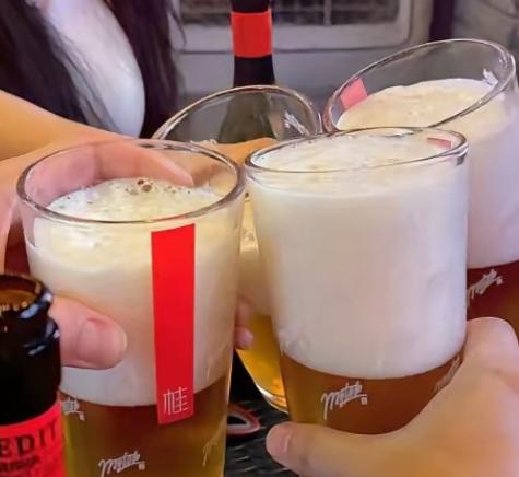 甘肃一男子陪19岁女友过生日，吃完饭便直接回了酒店，可就在两人雨云时，男子突然哮