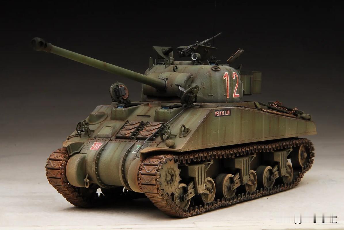 “萤火虫”坦克让无线电员兼职装填手，确实是炮塔空间狭窄所带来的无奈之举。在实际战