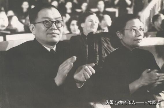 1951年中国艺术家在苏联访问时，张闻天大使同夫人刘英在莫斯科柴可夫斯基音乐厅观