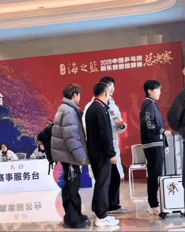 王楚钦出征乒超总决赛，团队相伴尽显温暖
 
楚钦小分队集结出发备战2025乒超总