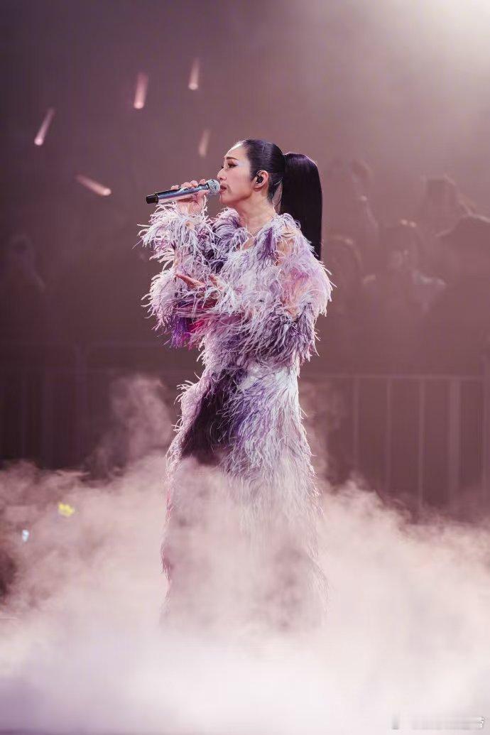 杨千嬅直播有问必多答 昨晚杨千嬅直播太圈粉啦！新歌《不知从何说起》聊创作感悟，还