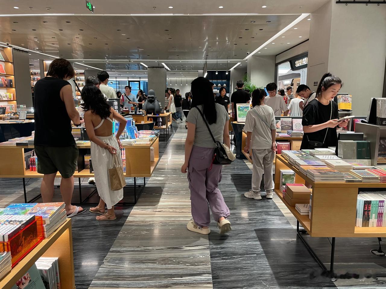 SKP人气太高了，每一层都很多人，开业一个多月了，确实好逛，尤其是温度这么高的天
