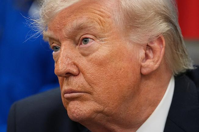 当地时间4月29日下午，美国总统特朗普在白宫会见刚完成载人绕月任务的“阿耳忒弥斯