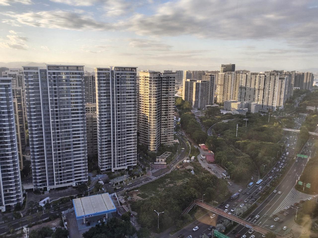 厦门岛内遍地高楼大厦，生活成本越来越高了。曾经的热闹接地气，烟火气十足的城中村越