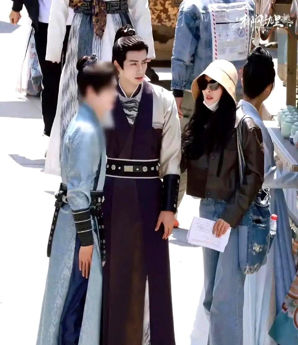 **震撼开局：宋芳园，一个编导出身的姐姐，正在用“流量算法”改写娱乐圈的规则！