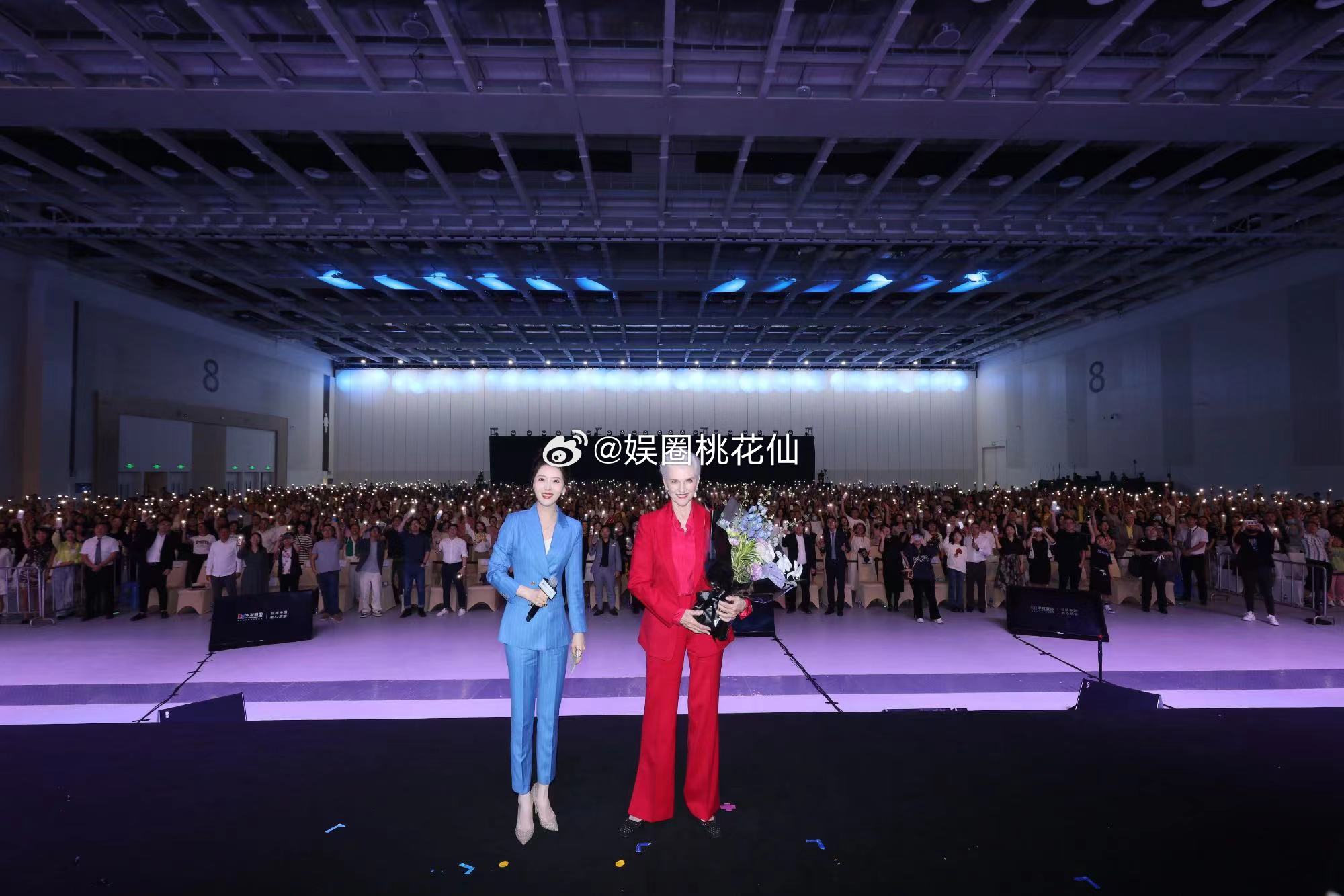梅耶·马斯克在凤凰卫视的访谈中，展现了她的魅力和自信。她的故事鼓舞人心，是女性的
